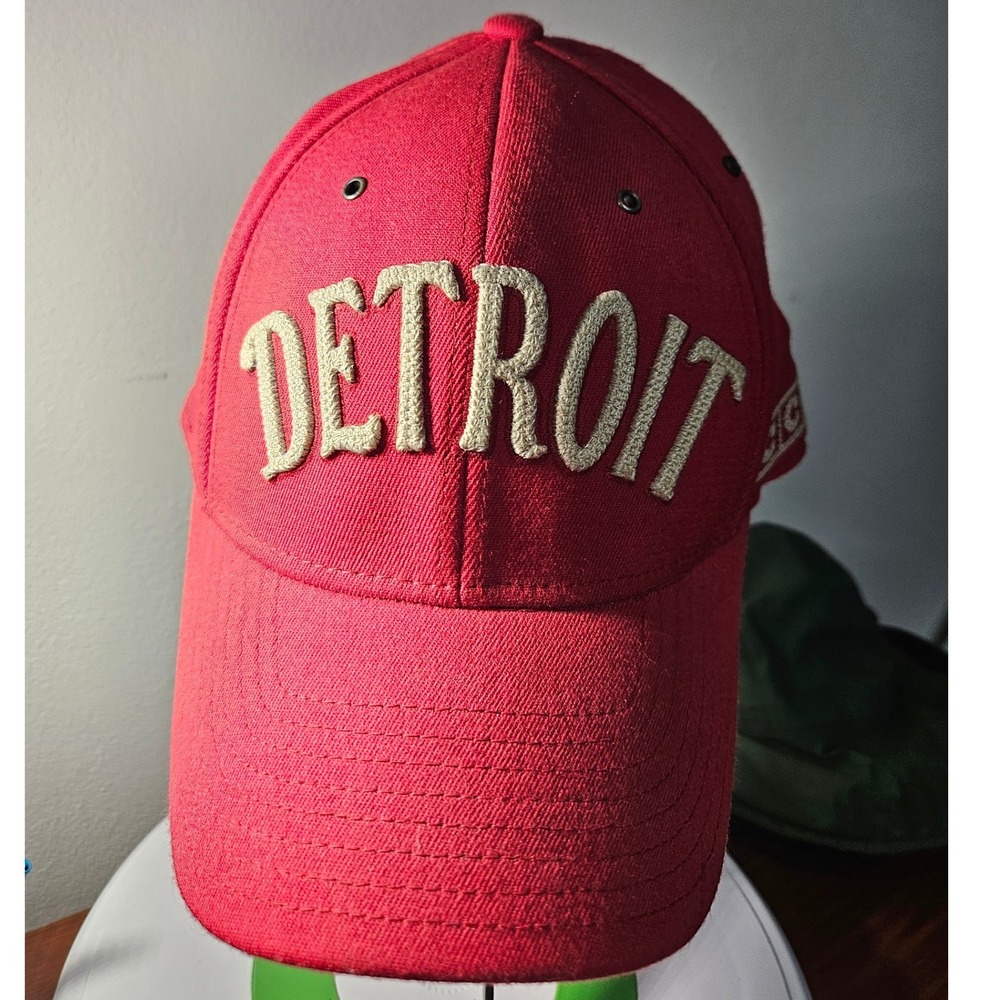 CCM Detroit Red Wings Hat Mens S/M Red NHL Hockey Stretch Fit Vintage Heritage